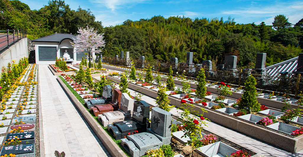 大分ICすぐそばの大分中央霊園にある、
        桜の下に眠る理想の庭園墓地「さくら御苑高崎」